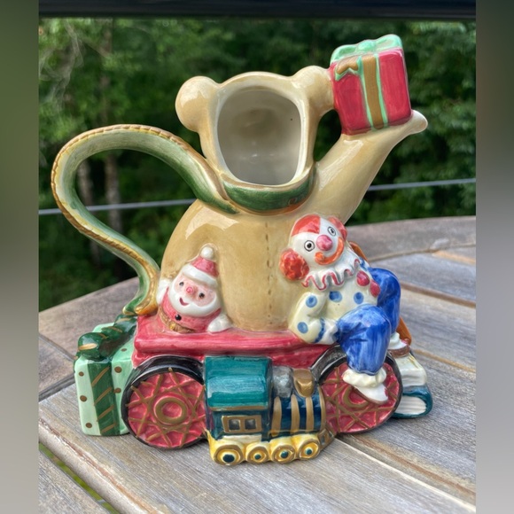 Fitz and Floyd Classics Teapot Old Fashioned Christmas Bear Sitting on Gifts - Picture 3 of 8